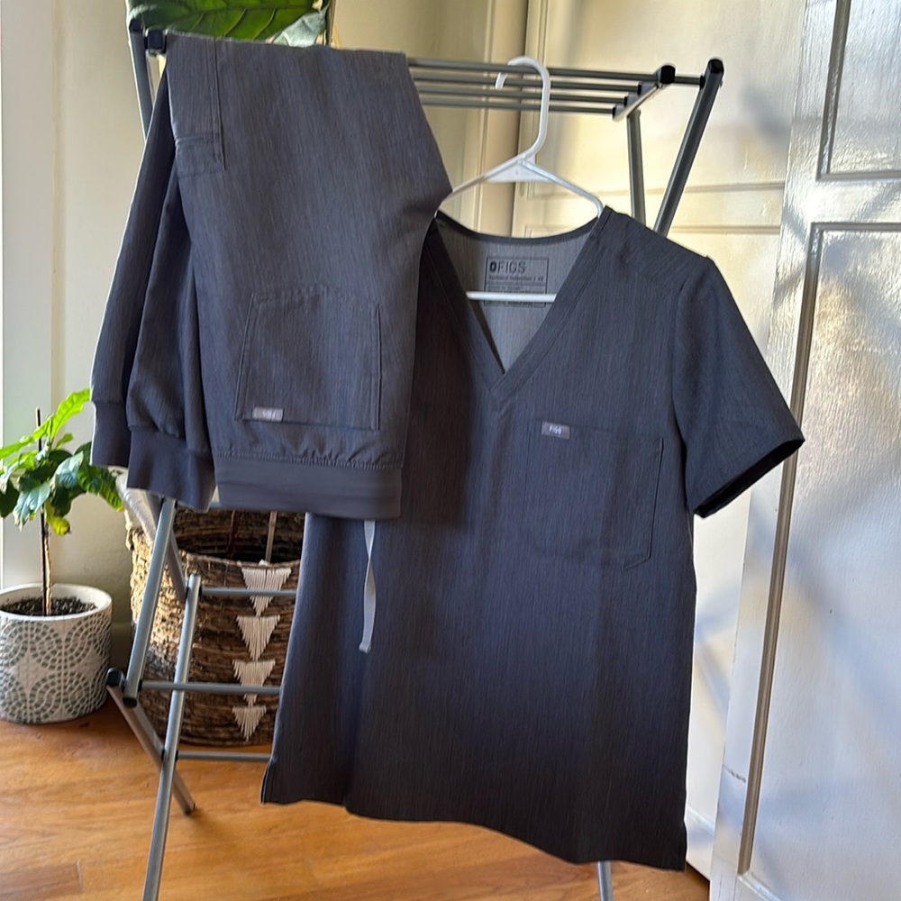 FIGS charcoal set Catarina XS top, Zamora S petite joggers, EUC